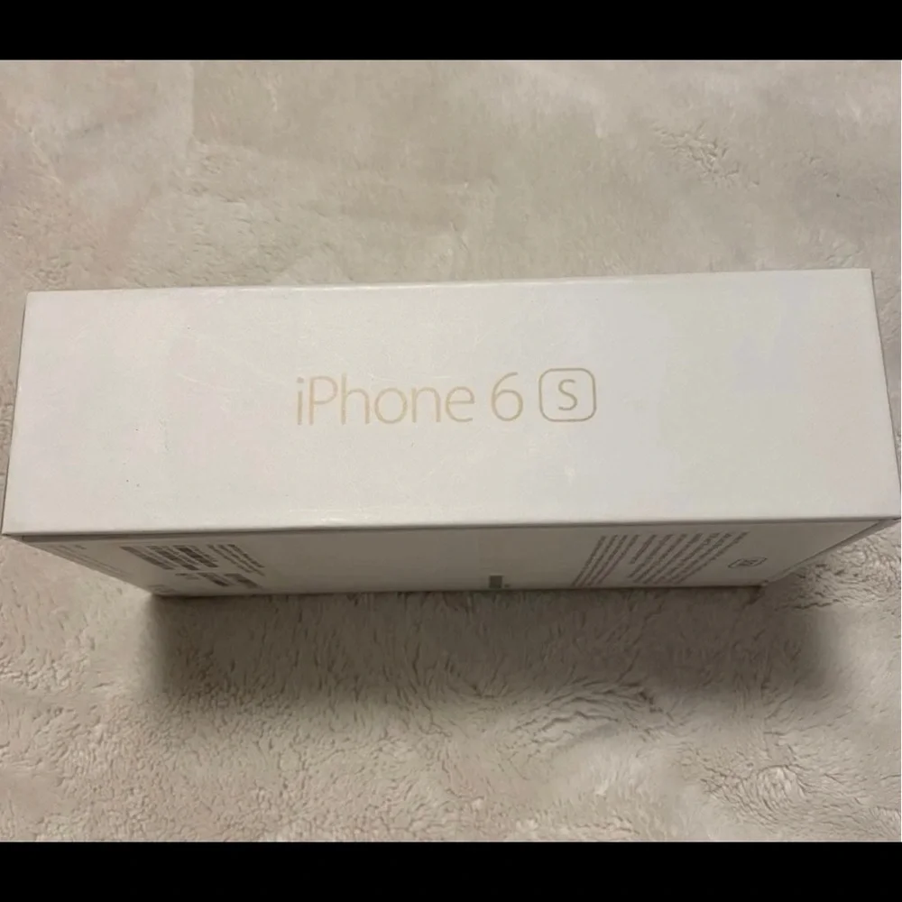 Apple iPhone 6s 32GB gold tone cell phone. Has cracked screen but still works.
